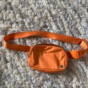 Lululemon Everywhere belt bag
